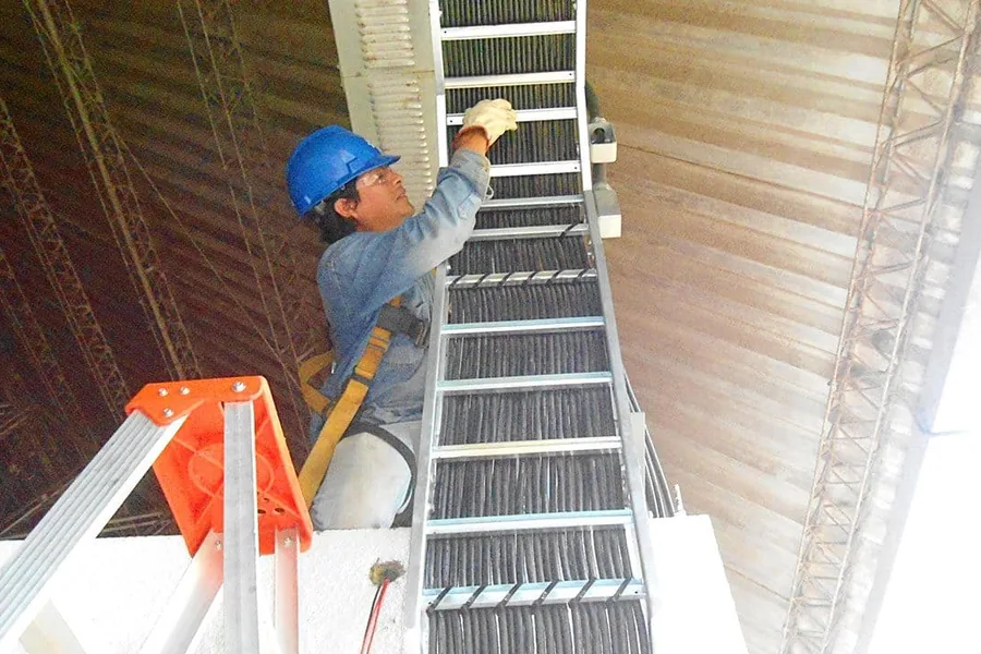Técnico realizando una instalación eléctrica industrial