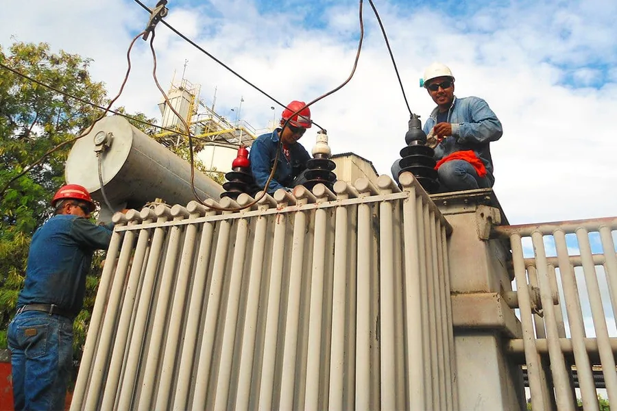 Trabajo técnico en transformadores eléctricos